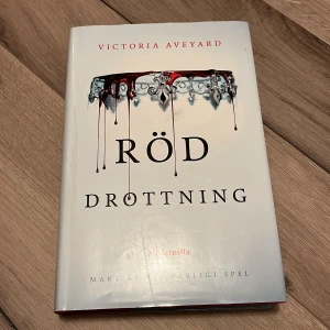 Röd Drottning - Boken 'Röd Drottning' av Victoria Aveyard är en spännande fantasythriller.