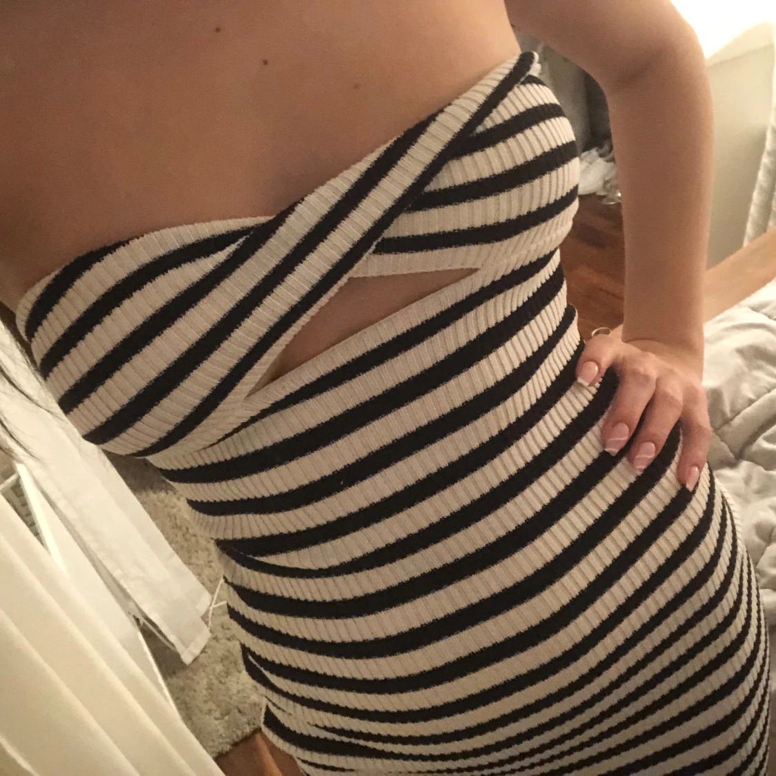 Randig tajt axelbandslös klänning - 2