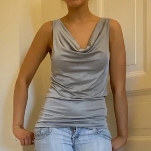 silvrig festtopp  - Storlek S men tror även den skulle kunna passa M, skriv privat vid frågor!!❤️