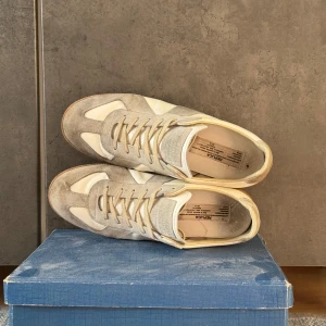 Maison margiela gats - Snygga Maison Margiela GATs. Tyvärr har jag inte kvar lådan eller dust bags till skorna, vilket är anledningen till det låga priset. Hör av dig vid minsta fråga! 😉