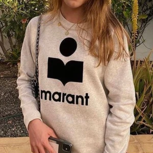 Isabel Marant tröja sweatshirt - Vit / grå Isabel Marant Etoile sweatshirt tröja. Storlek 34 (xs) . Nypris 3150kr. Köpt på NK och är väldigt sparsamt använd så i superbra skick!!🤍🤍🤍🫶🏽🫶🏽