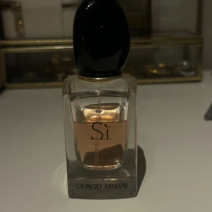 Sì Eau de Parfum från Giorgio Armani - Si parfym som inte längre är min doft. Mer än hälften kvar 
