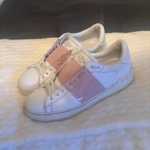 Valentino skor  - Säljer mina valentino skor. Mycket bra skick! Stl 38. Dom är äkta. Kom privat för fler bilder eller frågor!💗💞