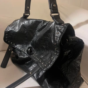 Handväska - Snygg svart handväska med flera innerfack. Använd någon gång och köpt second hand 