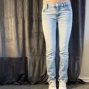 Lågmidjade jeans från Pull&Bear - Snygga ljusblå lågmidjade jeans från Pull&Bear i en ”straight leg” passform. Modellen är 167cm lång. Väldigt bra skick!