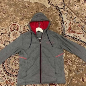 Boss tröja  - Säljer min gråa Hugo boss tröja som jag inte längre använder. Tröjan har inga fläckor osv. Storlek M men passar även som S. Sällsynt modell som går ej hitta i hemsidor. HÖR AV ER FÖR MERA BILDER!😁