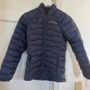 Mörkblå dunjacka från Peak Performance - Mörkblå light down jacket från Peak Performance. Väldigt fint skick