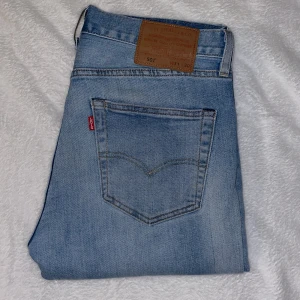 Levis 501 ljusblå jeans - Säljer ett par Levis 501 som blivit för små för mig. De har en liten fläck som man ser på bild nr2.