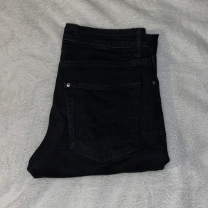 Svarta jeansbyxor - Säljer ett par svarta jeans från H&M i Straight Regular Fit.