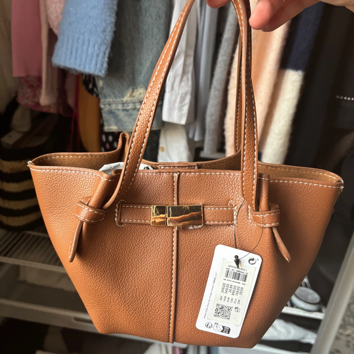 Brun handväska med gulddetalj - 2