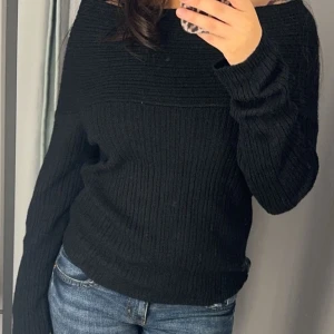 off shoulder ribbad svart tröja - Trendig och superfin, långa ärmar, perfekt till vår! Knappt använd   Kolla gärna in mina andra publiceringar! 