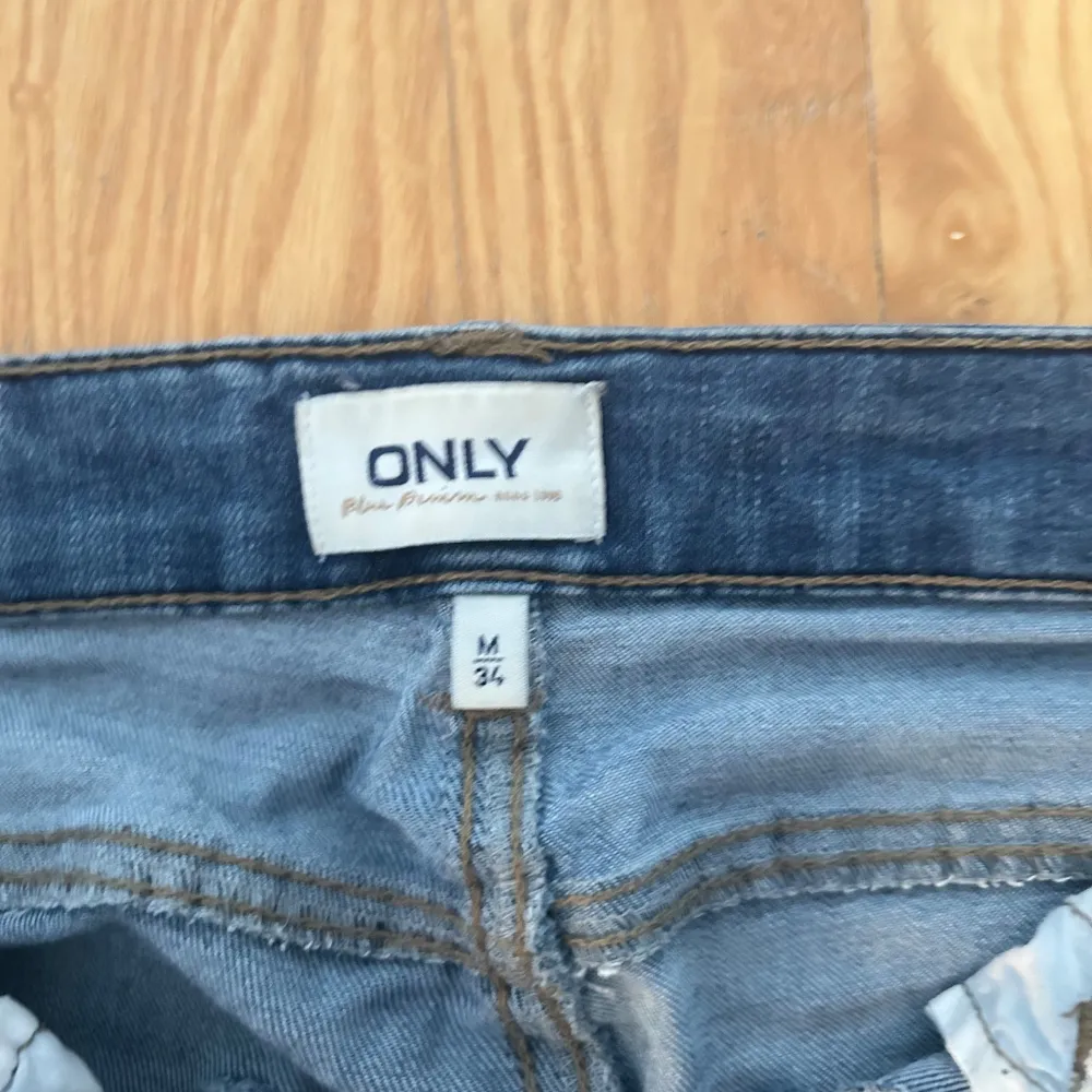 Mid waist jeans från only. Står storlek M men skulle säga att de är mer en s. De är stretchiga! 💓💓💓💓Snygga blå bootcut jeans från ONLY med slitna detaljer. De har en klassisk femficksdesign och en knappgylf. Perfekta för en avslappnad stil.. Farkut & Housut.