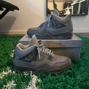 Jordan 4 Paris Olymics  - Köpte dessa i Thailand på JD sport på droppet, kvitto finns kvar. Dm för fler frågor eller bilder🌟