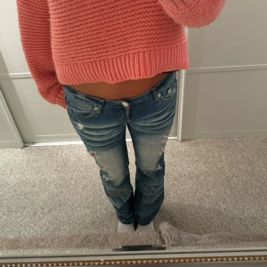 lowwaist bootcut jeans med slitningar - Jätte fina unika jeansi bra skick💕💕 köp gärna genom köp nu