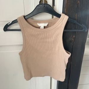 Beige ribbad linnetopp - Säljer en snygg beige croppad linnetopp i storlek XS! Skicket är som nytt då den knappt är använd. Passar till det allra mesta 🤎