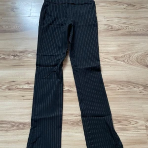 Kostymbyxor  -  Dragkedjan kan va lite svår att få upp men ska inte va några problem annars.