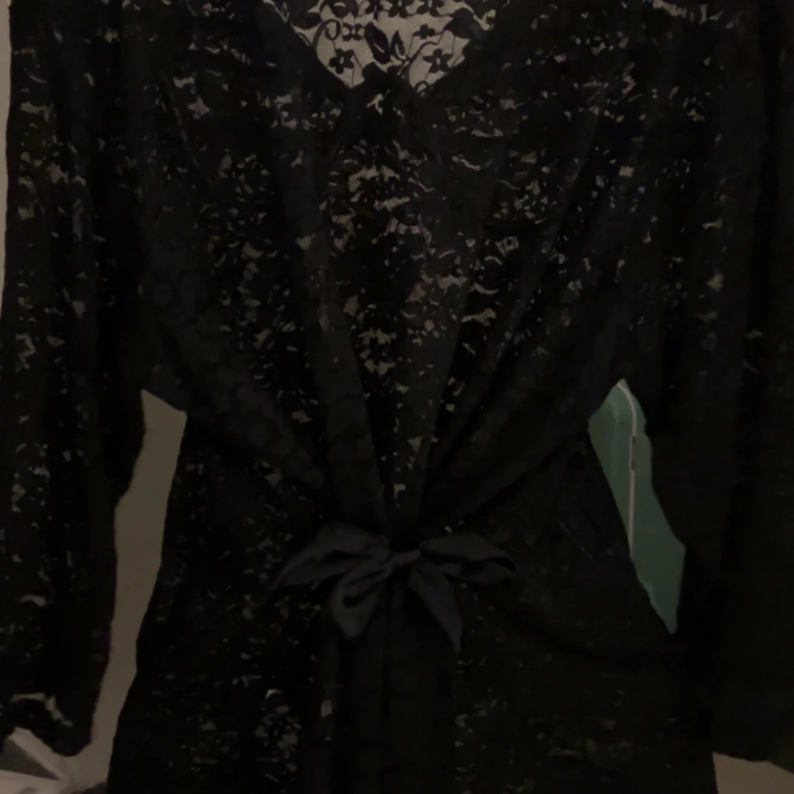 Svart spetsblus med knyt - 1