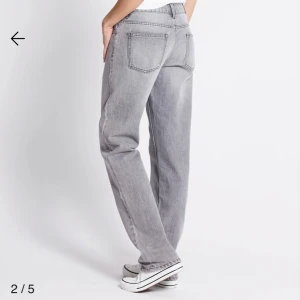 Gråa lågmidjade staright jeans från Lager 157 - Snygga grå jeansbyxor med en klassisk straight passform. De har en låg midja och är perfekta för en avslappnad stil. Byxorna har fyra fickor och en dragkedja med knapp framtill. 