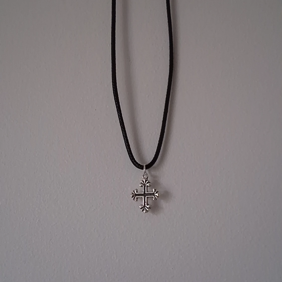 Halsband med korsberlock - 3