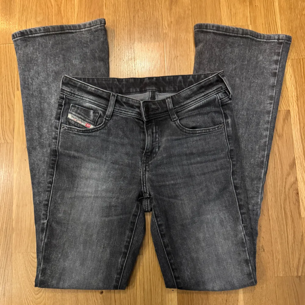 Snygga grå bootcut jeans från Diesel, modellen 1969 D-Ebbey. Dom är lite ljusare i verkligheten. Köpta för 1800kr inga defekter. Säljer då de är för små för mig. Pris kan diskuteras. Farkut & Housut.