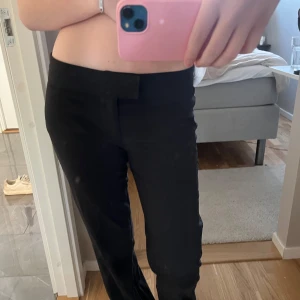 Kostymbyxor  - Jätte fina lågmidjade kostym byxor ifrån Nelly. De är tyvärr förstora för mig men jätte fina. Inga defekter. Jag är 167 och det når ner på golvet