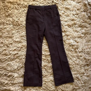Bruna kostymbyxor - Bruna kostymbyxor, i fint skick! Köpta secondhand, men har aldrig använt dom.