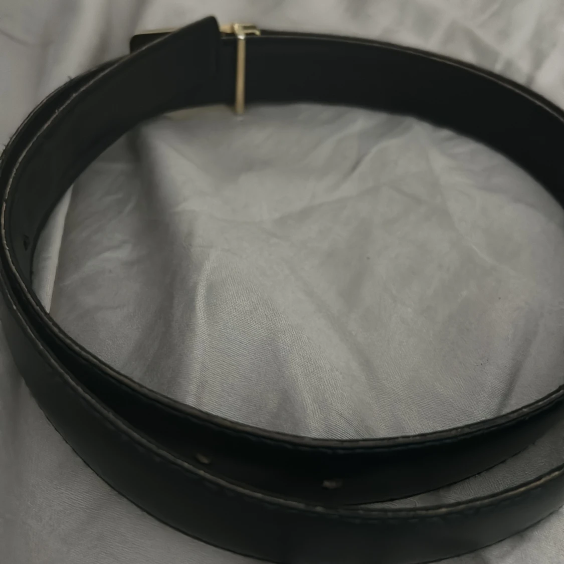 Svart bälte med gulddetaljer - 1