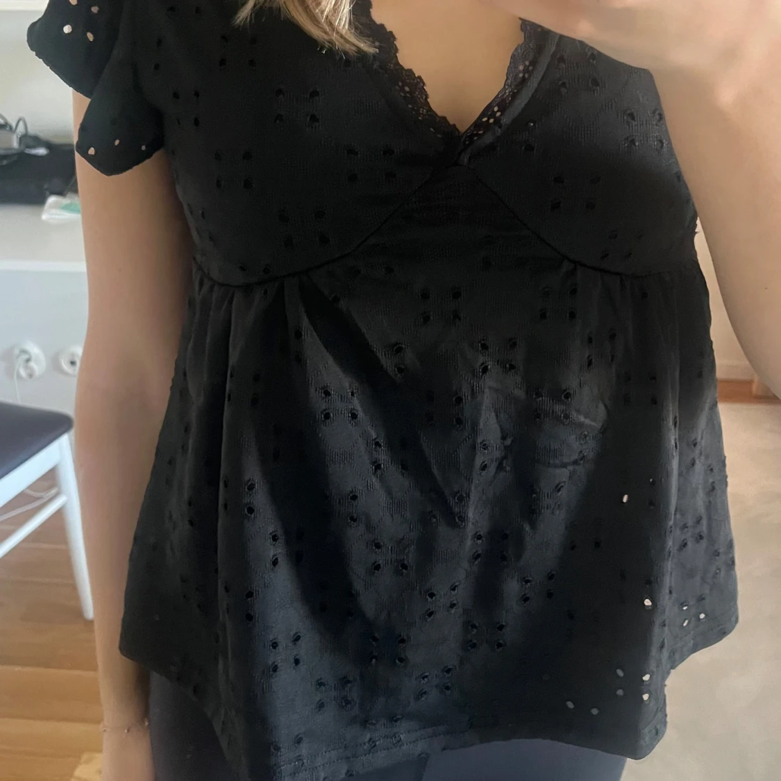 Svart blus med spetsdetaljer - 1