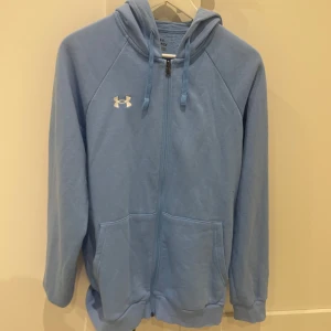 Blå hoodie från Under Armour, M  - Blå under armour hoodie i S, har typ använts 2 gånger bara så näst in till ny. Kan passa M också. Kan gå ner i pris vid snabb affär  