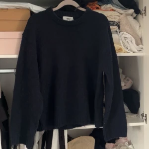 Marinblå stickad tröja - Marinblå stickad tröja från Gina tricot, aldrig använd