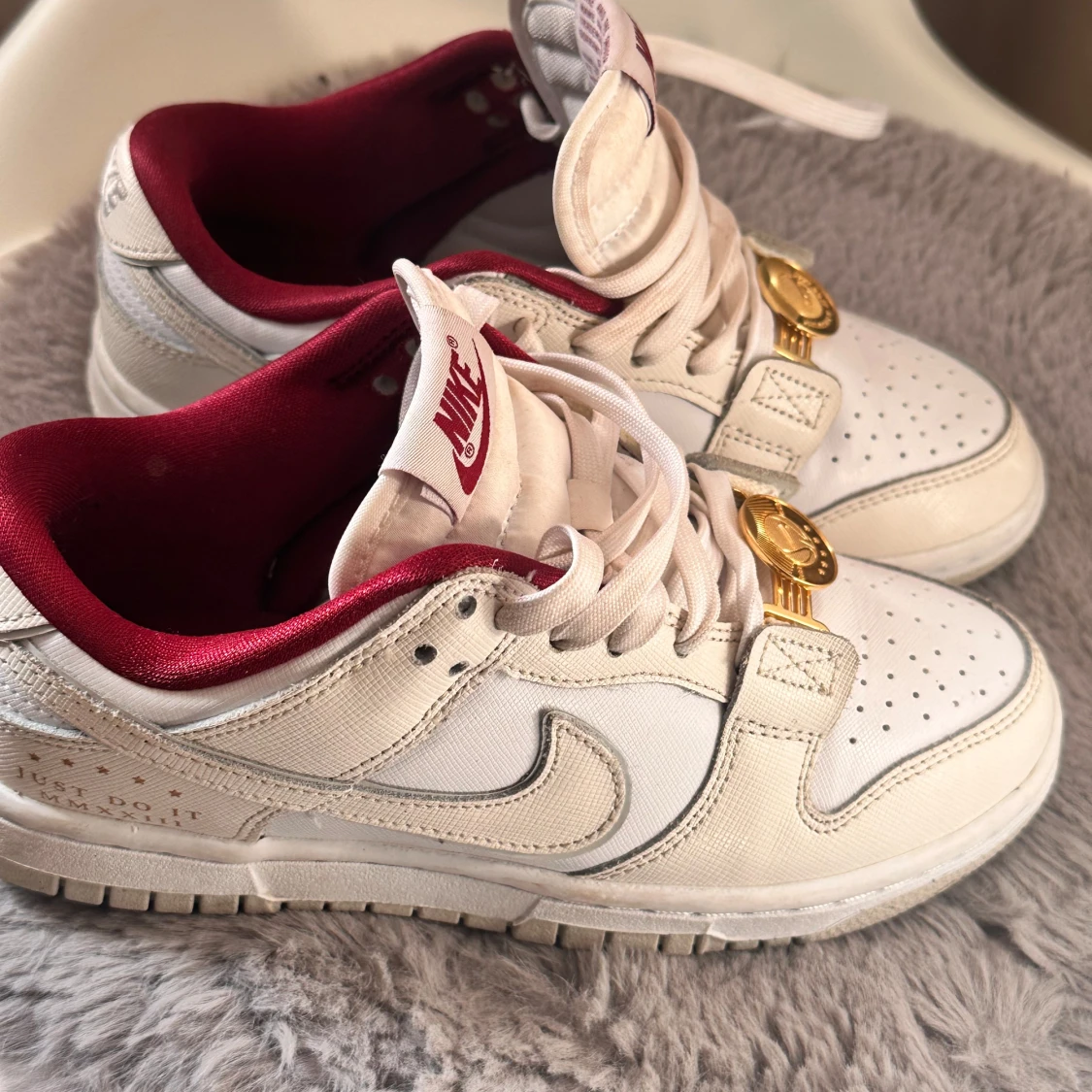 Vita och röda Nike sneakers - 1