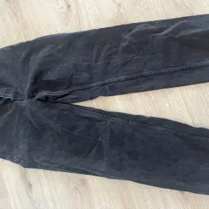 Snygga svarta jeansbyxor med en klassisk design. De har en rak passform och är perfekta för en avslappnad stil. Byxorna har en dragkedja och knapp framtill.