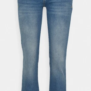  LTB valerie jeans!! - Jätte Snygga blå jeans från LTB!! Dem är i modellen valerie och snyggt slitna🥰dem har slitage i grenen men inget hål.  pris kan diskuteras, skriv för bild på!!❣️❣️