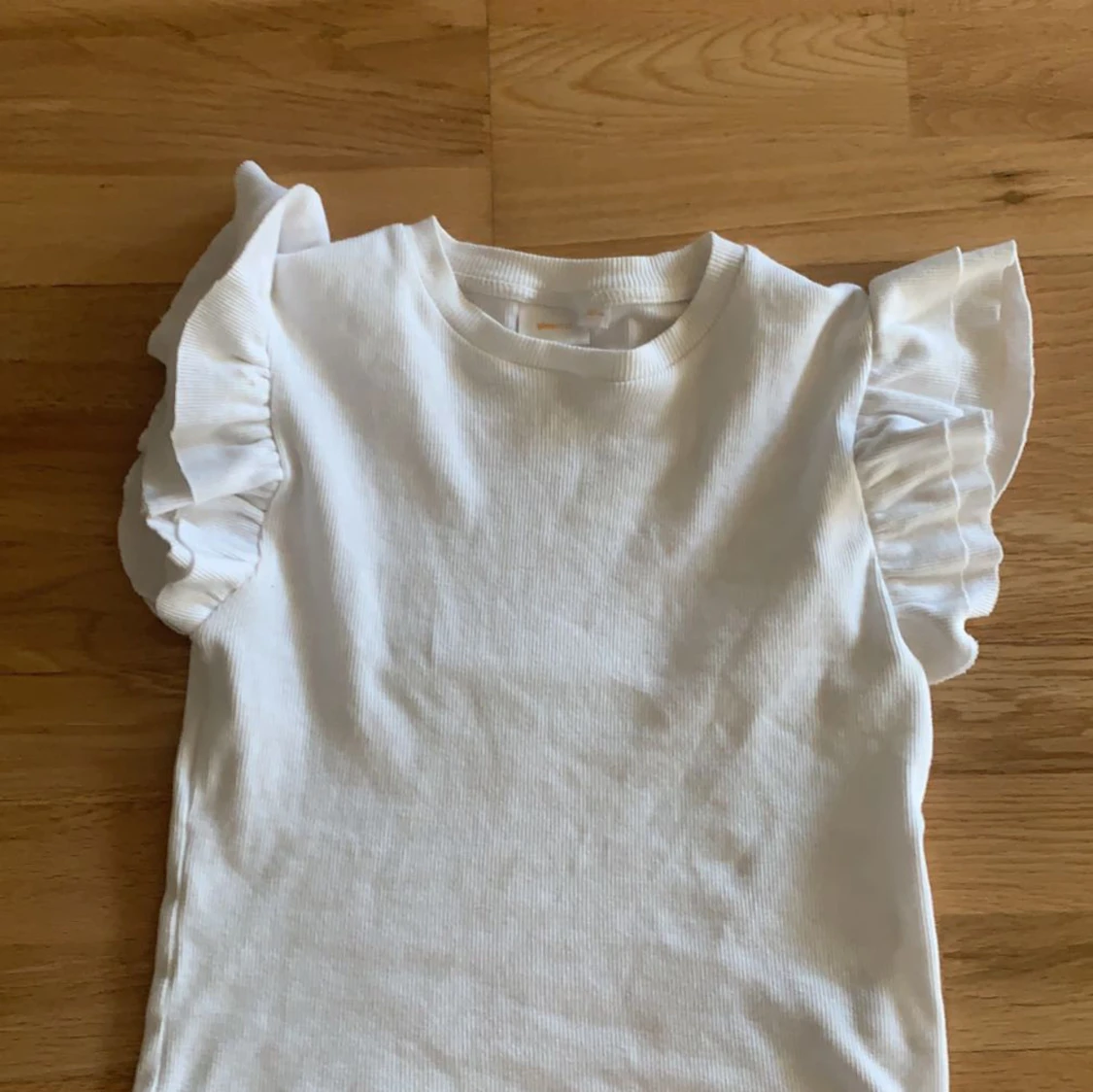 Vit ribbad topp med volangärmar - 1