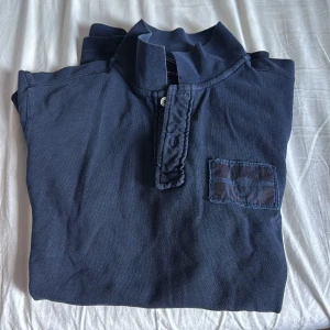 Mörkblå pikétröja från Sail Racing - Riktigt stilig sail racing piké! Inga defekter!