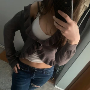 Grå/brun kofta - Jätte fin kofta från hm med volanger❣️ passar mig som brukar ha xs/s men de står M skulle säga att den är brun/ grå