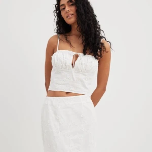 Söt topp - Sött linne från NA-KD som är helt slutsåld på hemsidan! Toppen har broderade blommor, knyte fram samt dragkedja på sidan (men inget som syns)😇perfekt att ha till sommaren💕