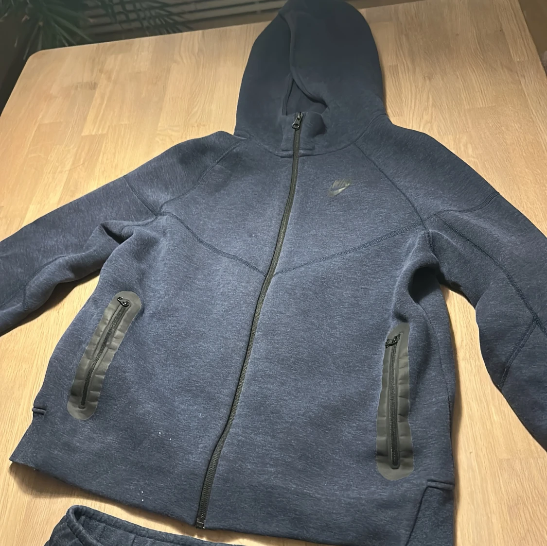 Mörkblå hoodie från Nike. Nike tech.