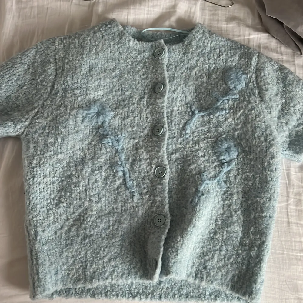 Säljer min stickade T-shirt från Zara eftersom den inte kommer till användning någon mer💞. Neuletakit & Villapaidat.