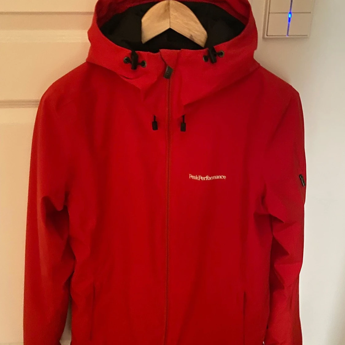 Röd vindjacka från Peak Performance