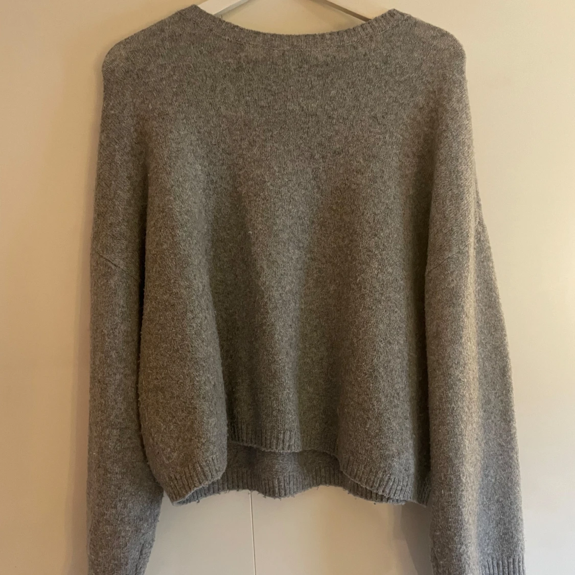 Grå stickad tröja - 1