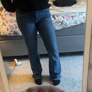 Blåa bootcut jeans  - Säljer mina blåa midrise bootcut jeans från ginatricot💕