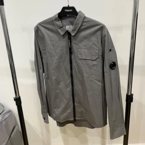CP Company Overshirt  - Helt ny och oanvänd CP company overshirt, 10/10 skick. Den är lite skrynklig pga en flytt. Men det är inga skador eller liknande på den. Det är storlek L och den sitter som en L, men passar även M. Hör av er vid frågor!