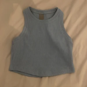 Blå ribbad linnetopp från Stronger - Säljer en snygg blå ribbad linnetopp från Stronger. Toppen är ärmlös. Kontakta för fler bilder 💘