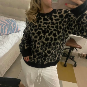 Leopardmönstrad tröja - Säljer en snygg leopardmönstrad tröja med svarta muddar. Tröjan har långa ärmar och en normal passform.🤍