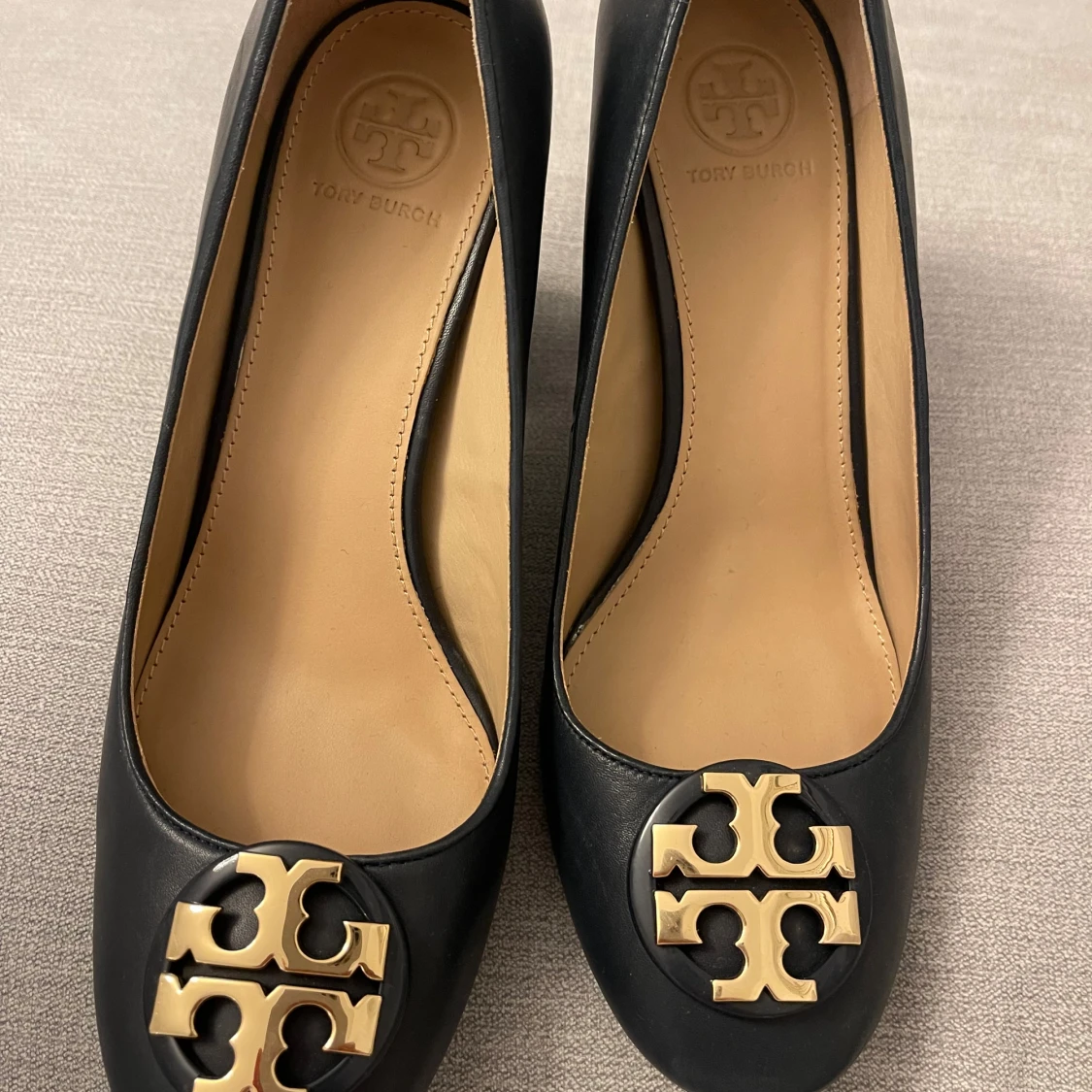 Svarta Tory Burch skor med gulddetalj - 3