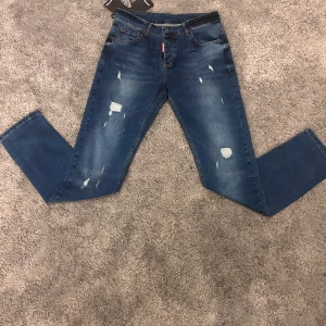 Dsquared2 jeans - Stilrena jeans från dsquared2 som har en bra slim passform. Hör av dig vid frågor så svarar jag inom några minuter.