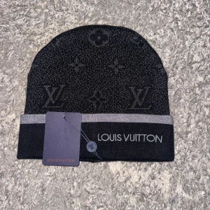 Svart mössa - Svart mössa helt nytt skick som man ser på taggen (aldrig använd)