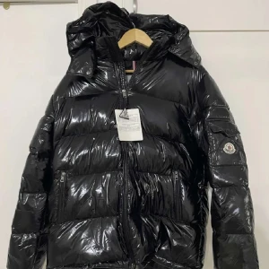 Moncler Maya XL passar L - Jag säljer min väns moncler maya för att den passade inte honom HELT NY Moncler Maya.