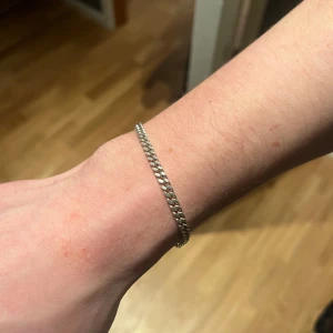 Kedjearmband  - säljer detta kedjearmband då det inte kommer till användning. I silver 925 GHA. Vet ej vart de är ifrån då det var en present 
